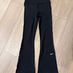 Girls Nike dri-fit flared leggings